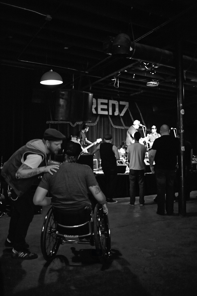 Chris von Nowherebound nud ich vor dem Konzert im Red 7 - Foto: Anna Spindelndreier