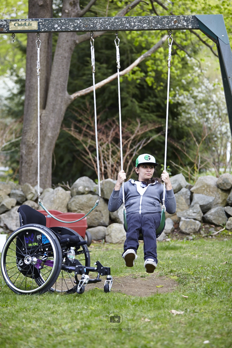 Während ich das Bike testete, testete Lisa die Schaukel - Foto: Anna Spindelndreier