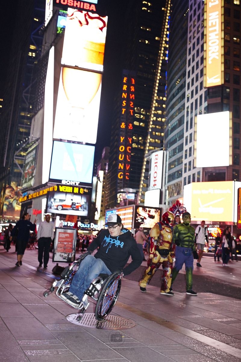 Beim skaten am Times Square kommt es schonmal vor, dass Hulk und Ironman händchenhaltend vorbei kommen - Foto by Anna Spindelndreier