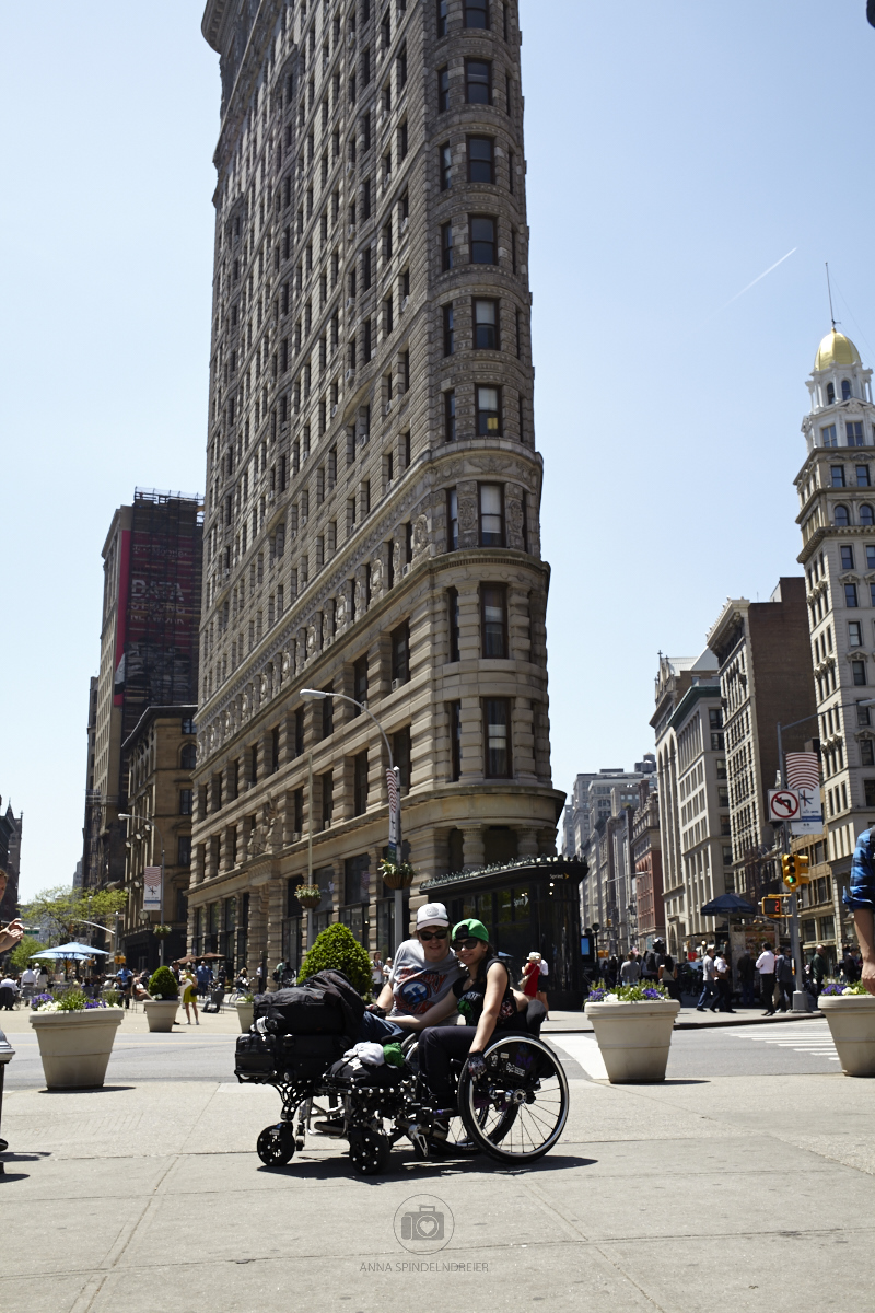 Unser erstes Touri Foto in New York, am Flatiron Building - Foto: Anna Spindelndreier