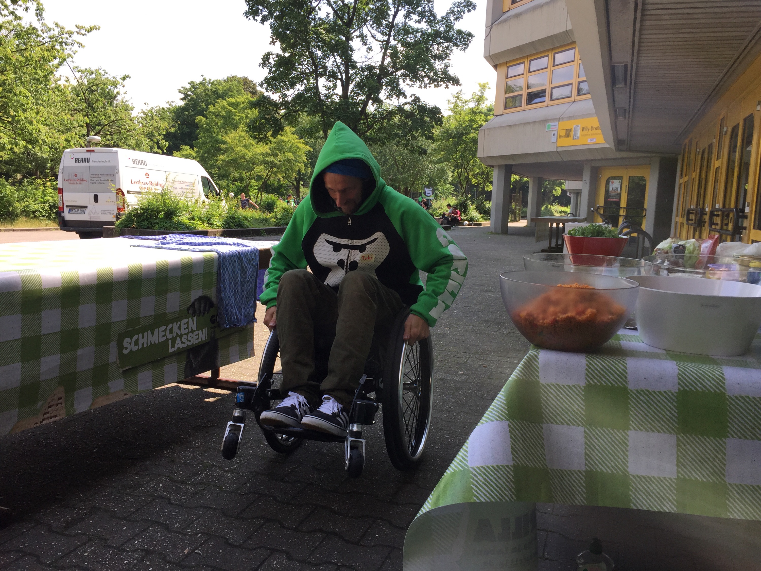 Oberaffe und Profi Skateboarder Tobi Albertross schafft den Wheelie auf Anhieb