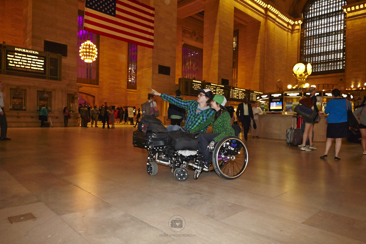 Lisa und David in der Grand Central Station in New York. David zeigt auf etwas