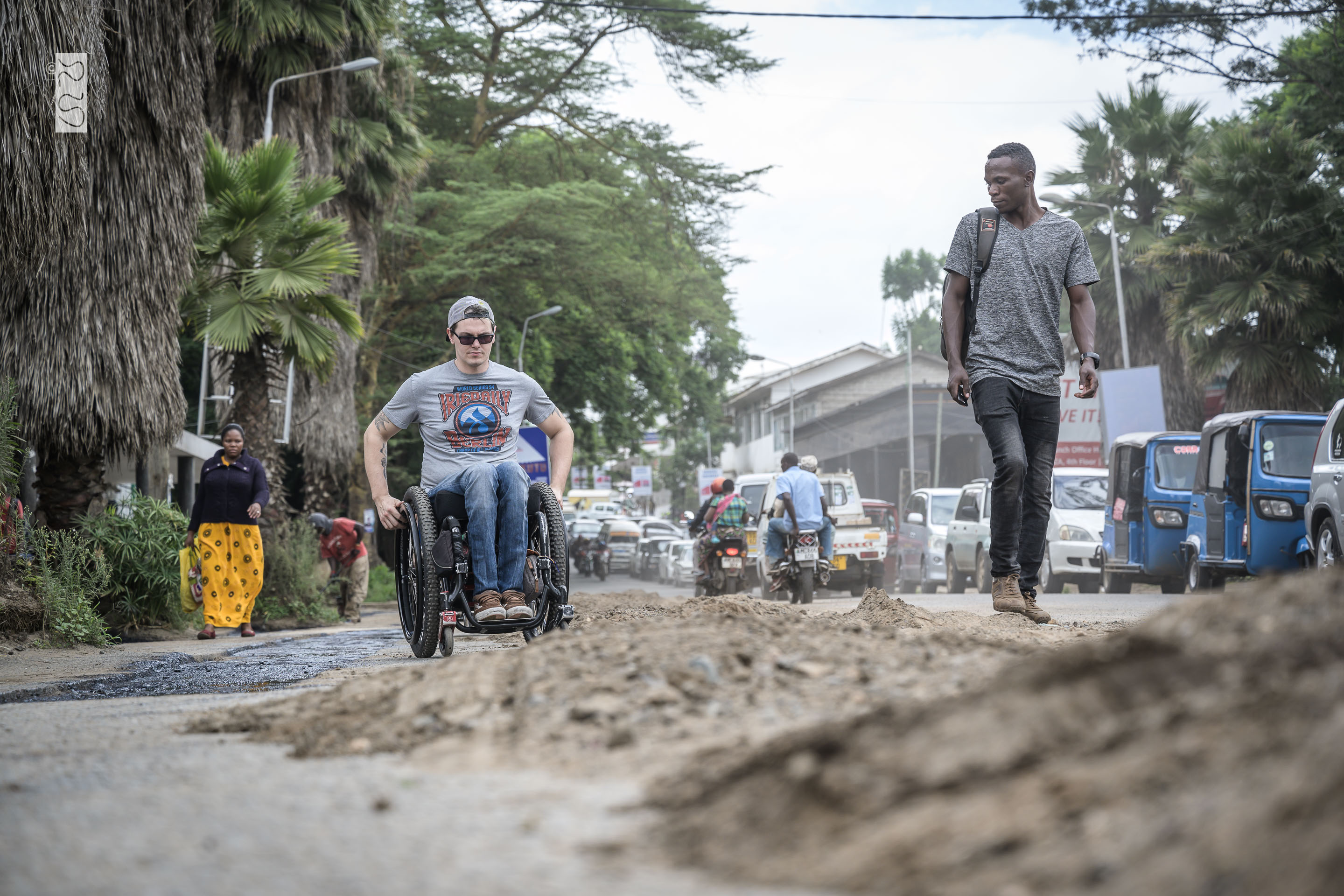 David mit Rollstuhl in den Straßen von Arusha