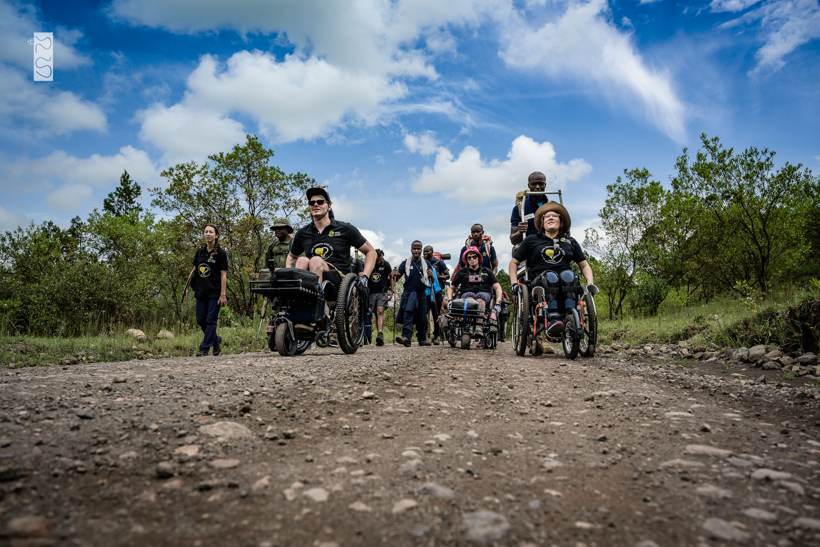 Das Team macht sich auf dem Weg, ganz vorne die drei Rollstuhlfahrer. 