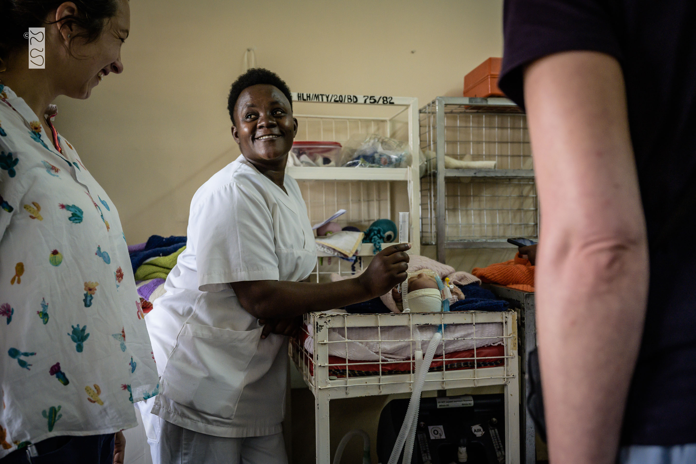 Dr. Theresa am Bett eines Neugeborenen mit Spina Bifida