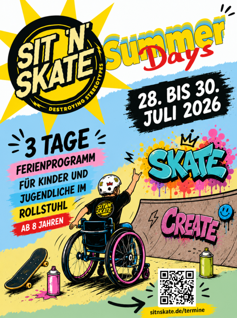 Buntes Sharepic für die SIT’N’SKATE SummerDays 2026 im Comic- und Graffiti-Stil. Zu sehen sind das SIT’N’SKATE-Logo, der Schriftzug „Summer Days“, das Datum 28. bis 30. Juli 2026 und eine gezeichnete Person im Rollstuhl in einem Skatepark. Text auf dem Bild: „3 Tage Ferienprogramm für Kinder und Jugendliche im Rollstuhl ab 8 Jahren“. Unten rechts ist ein QR-Code mit dem Hinweis sitnskate.de/termine.