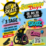 Buntes Sharepic für die SIT’N’SKATE SummerDays 2026 im Comic- und Graffiti-Stil. Zu sehen sind das SIT’N’SKATE-Logo, der Schriftzug „Summer Days“, das Datum 28. bis 30. Juli 2026 und eine gezeichnete Person im Rollstuhl in einem Skatepark. Text auf dem Bild: „3 Tage Ferienprogramm für Kinder und Jugendliche im Rollstuhl ab 8 Jahren“. Unten rechts ist ein QR-Code mit dem Hinweis sitnskate.de/termine.