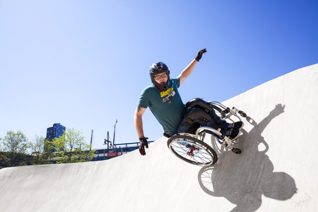 Foto von David Lebuser, einem Rollstuhlfahrer, der in einem Skatepark skatet