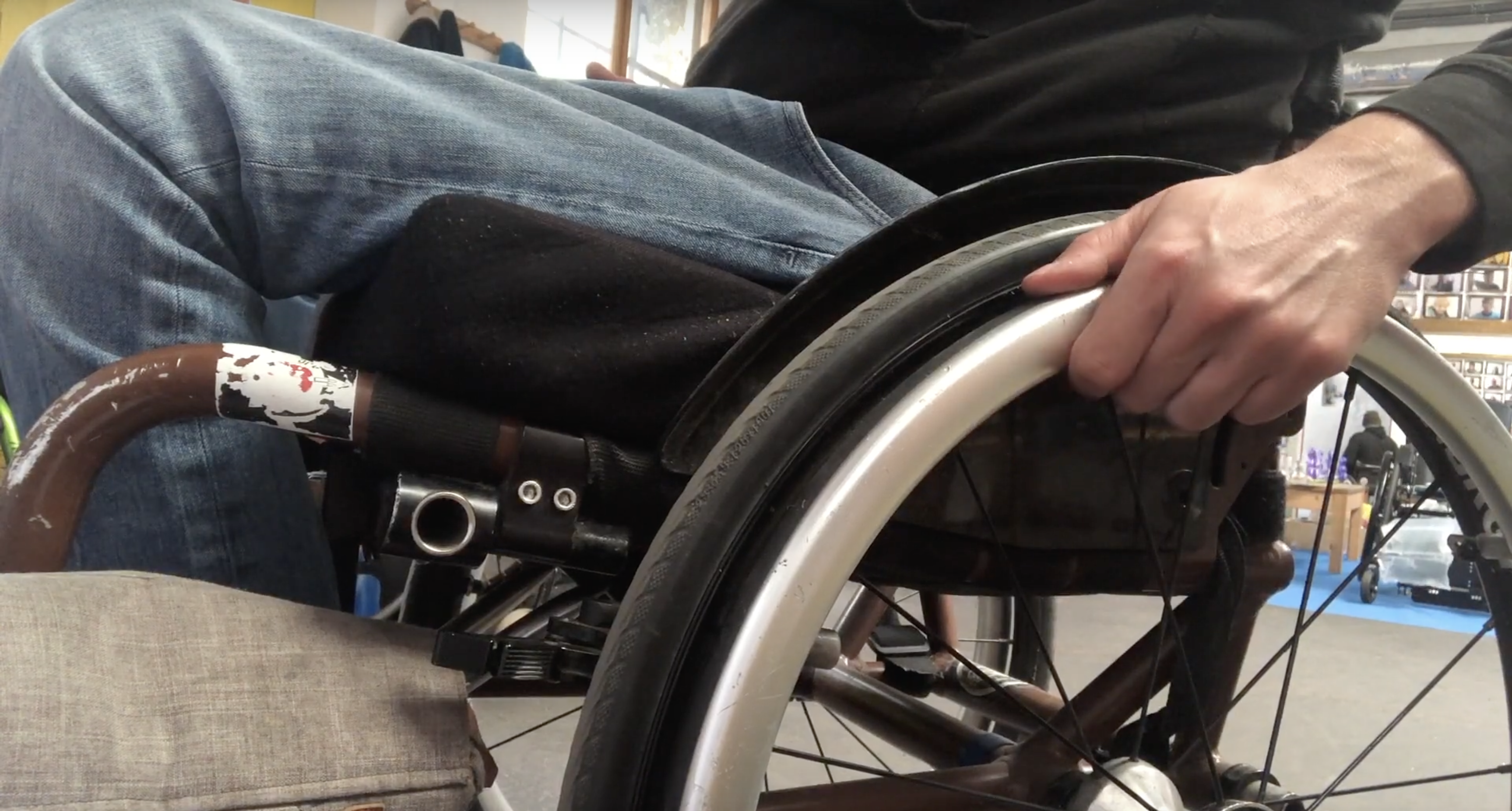 Rollstuhl fahren lernen – Teil 1: Der richtige Griff