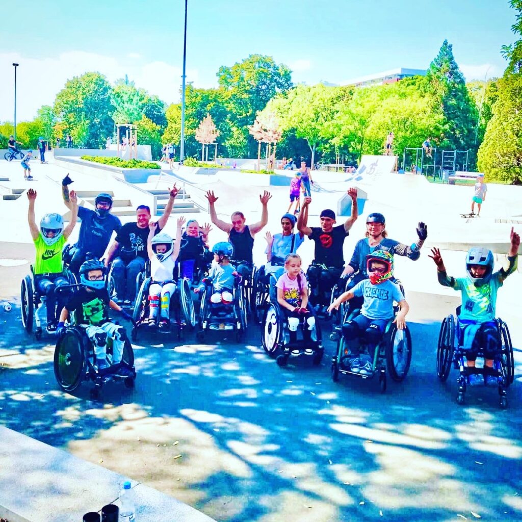Gruppenfoto mit Rollstuhlskatern