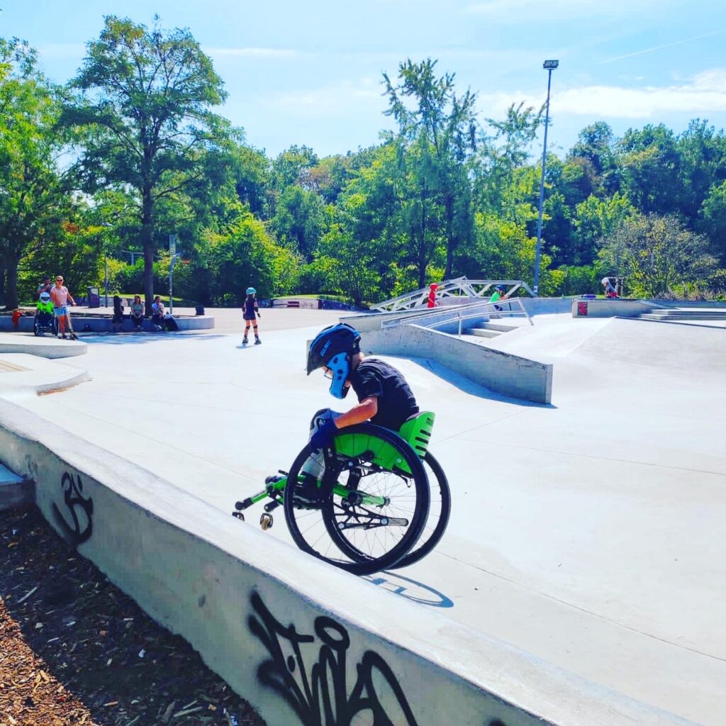 Kind mit Rollstuhl in einem Skatepark