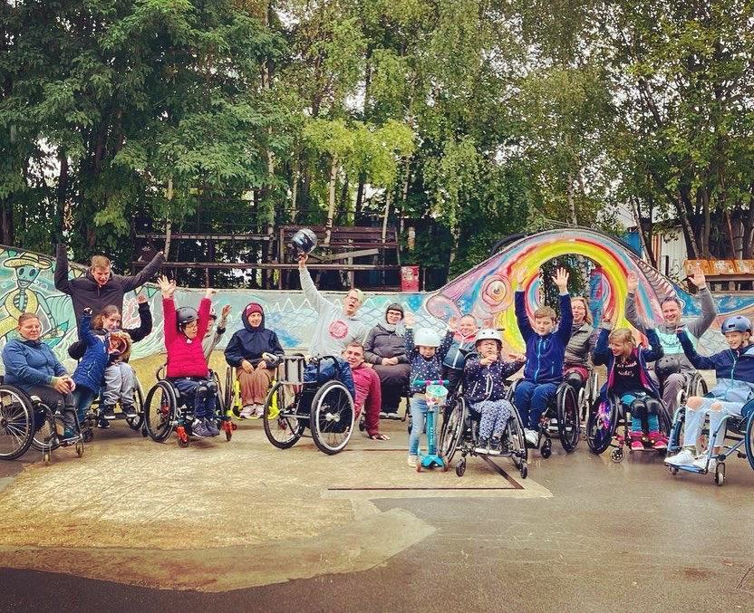 Gruppenfoto im Skatepark mit vielen Kindern, Jugendlichen und Erwachsenen im Skatepark.