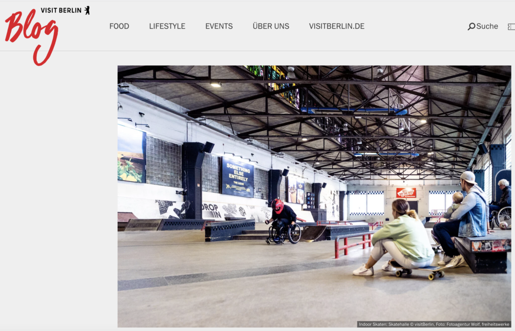 Ein Ausschnitt avon der Webseite Visit Berlin Blog. Man sieht ein Foto in einer Skatehalle mit einem Rollstuhlfahrer, der jubelt.