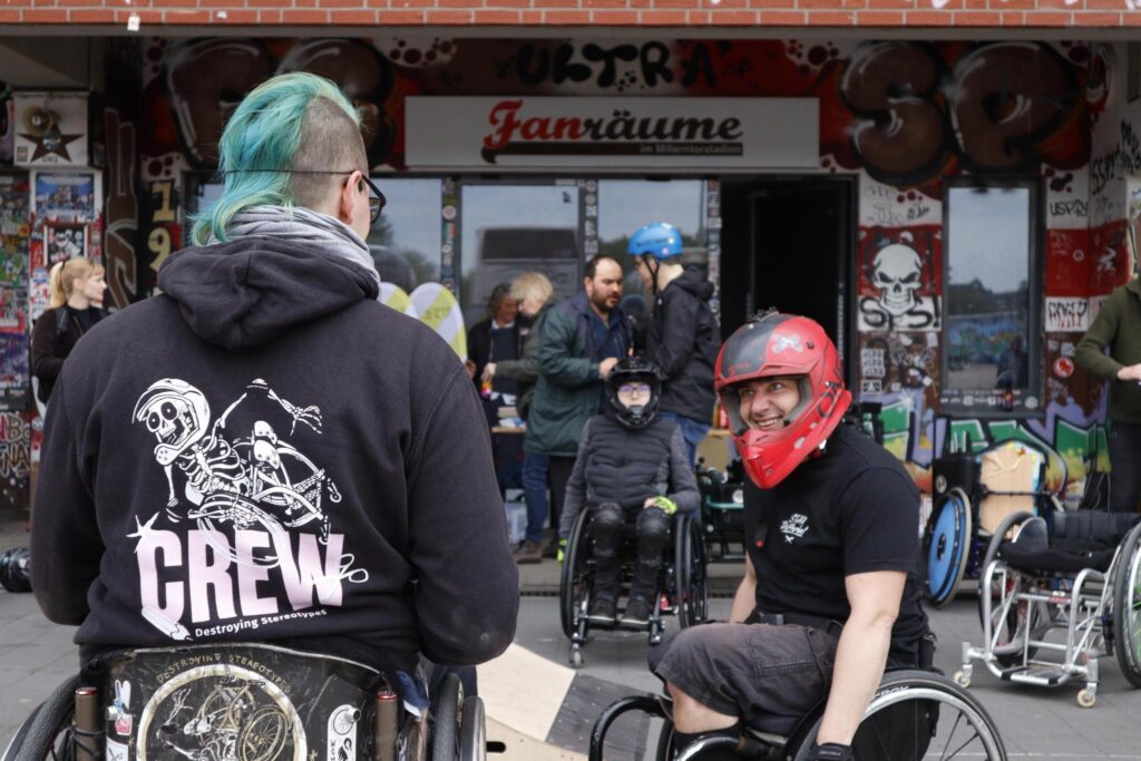 Zwei Rollstuhlfahrer vor den Fanräumen am Millerntorstadion