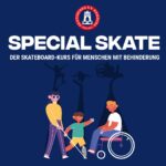 Auf einem dunkelblauen Hintergrund ist das Logo der Skateboard e.V. Hamburg zu sehen. Darunter steht in weißer Schrift Special Skate - Der Skateboard Kurs für Menschen mit Behinderung. Darunter sind drei Illustrationen zu sehen, von einem blinden Menschen, einem Kind mit Beinprothese und einem Rollstuhlfahrer, die jeweils einen Schatten werfen mit Skateboard oder einem Trick im Rollstuhl.