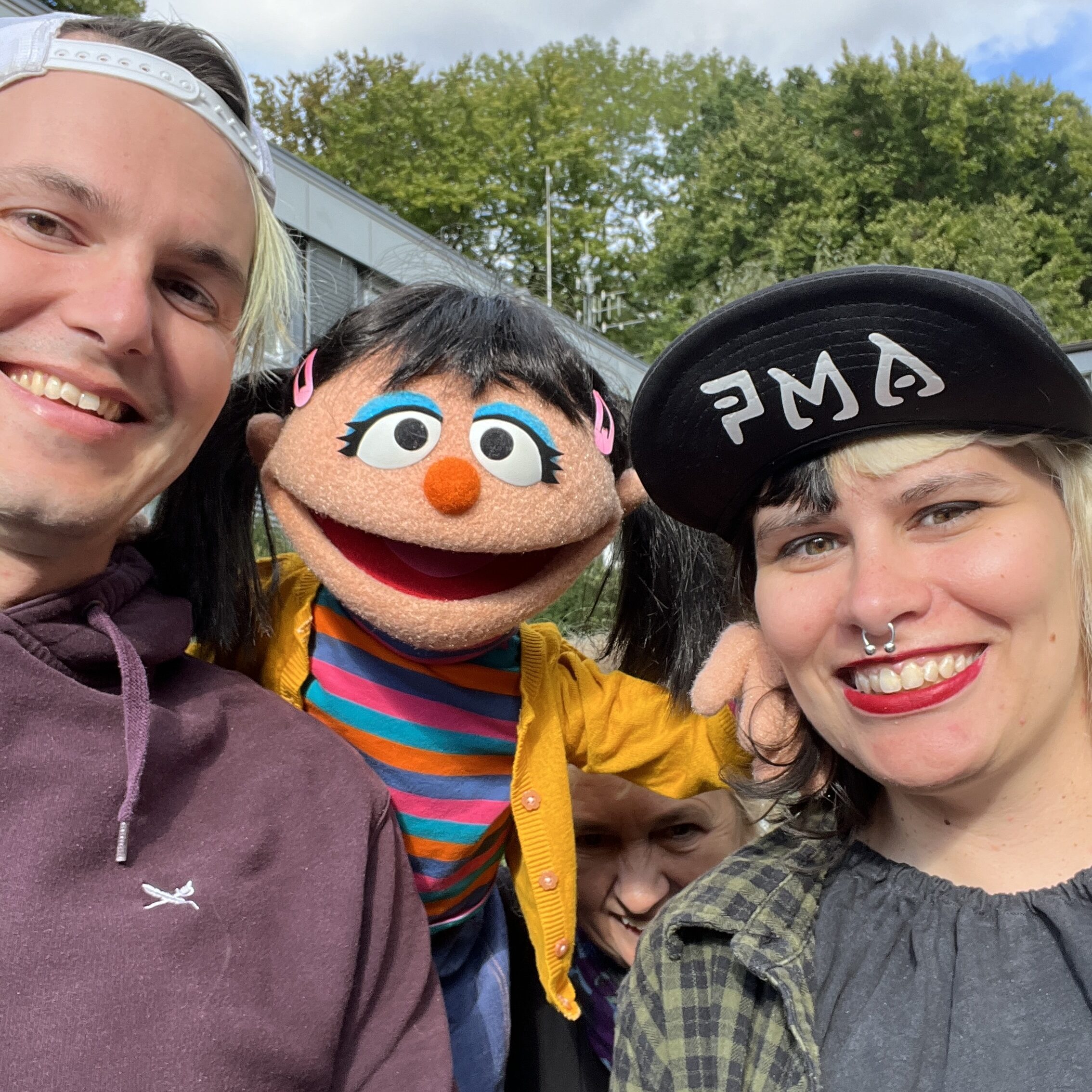 Selfie von David und Lisa mit Sesamstraßen Elin in der Mitte.