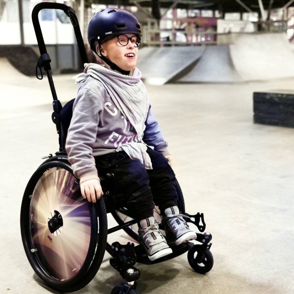 Foto von Frans Ferdinand Heinrich, ein Junge im Rollstuhl in einer Skatehalle. 