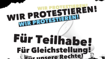 Der Flyer zeigt ein schwarz-weißes Foto einer großen Gruppe protestierender Menschen, viele davon im Rollstuhl. Sie halten Schilder mit Botschaften wie „Menschenrechte“, „Inklusion jetzt!“ oder „Arztpraxis für ALLE!“. Einige Menschen lächeln, andere schauen ernst. Die Stimmung wirkt entschlossen und solidarisch. Im Hintergrund ist ein großes Megafon abgebildet, das den Protest symbolisch verstärkt. Über dem Bild stehen in dicken, auffälligen Buchstaben die zentralen Informationen zur Demo: „Protesttag – Spielbudenplatz, St. Pauli, Hamburg“, „Wir protestieren!“ mehrfach betont, und darunter die Forderungen: „Für Teilhabe! Für Gleichstellung! Für unsere Rechte!“ Unten steht das Datum und die Uhrzeit: 5. Mai 2025 – 18h Die Gestaltung ist laut, klar und auffällig – ganz im Stil eines kämpferischen Protestplakats.
