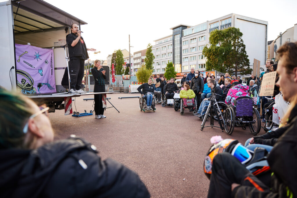Demo erreicht die Abschlusskundgebung, Menschen versammeln sich auf dem Platz.