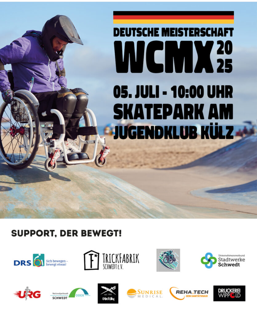 Ein Rollstuhlfahrender mit Helm, Schutzausrüstung und lilafarbener Jacke fährt auf einer Rampe in einem Skatepark am Strand. Rechts im Bild steht in großen schwarzen Buchstaben auf blauem Himmel: „Deutsche Meisterschaft WCMX 2025 – 05. Juli – 10:00 Uhr – Skatepark am Jugendklub Külz“. Unten sind Logos der Unterstützenden und Partnerorganisationen zu sehen, darunter DRS, Trickfabrik Schwedt, Sunrise Medical und weitere. Darüber steht: „Support, der bewegt!“. 