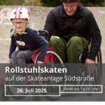 Ein erwachsener Mann und ein lachendes Mädchen tragen Helme und fahren nebeneinander in Rollstühlen auf einer Skateanlage. Beide wirken konzentriert und fröhlich. Im Hintergrund ist die Skateanlage Südstraße in Mülheim an der Ruhr zu sehen.