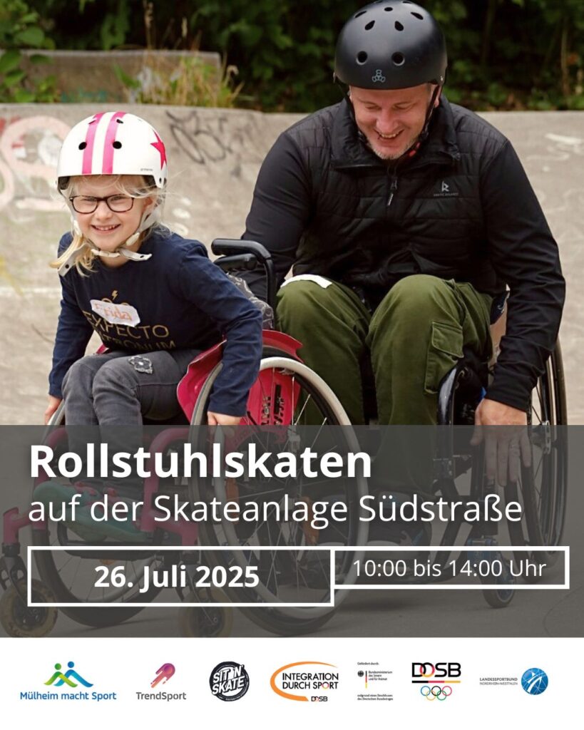 Ein erwachsener Mann und ein lachendes Mädchen tragen Helme und fahren nebeneinander in Rollstühlen auf einer Skateanlage. Beide wirken konzentriert und fröhlich. Im Hintergrund ist die Skateanlage Südstraße in Mülheim an der Ruhr zu sehen.