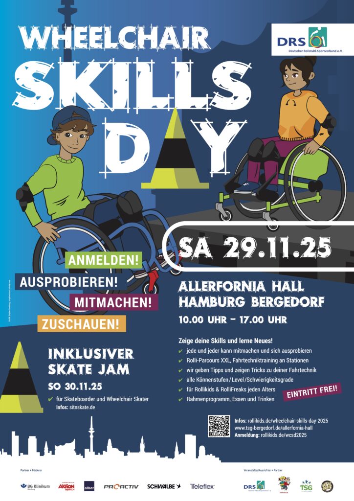 Bunt illustriertes Plakat zum Wheelchair Skills Day am Samstag, 29. November 2025, in Hamburg-Bergedorf. Zwei gezeichnete Kinder im Rollstuhl stehen im Mittelpunkt – eines mit Cap und grünem Pulli, das andere mit Zopf und orangefarbenem Hoodie. Beide tragen Schutzkleidung und sitzen in sportlichen Rollstühlen. Im Hintergrund eine stilisierte Skyline von Hamburg mit Fernsehturm und Michel. Text auf dem Plakat: „Wheelchair Skills Day – Sa 29.11.25, Allernfornia Hall Hamburg Bergedorf, 10:00 – 17:00 Uhr“ Hervorgehobene Aufforderungen: „Anmelden! Ausprobieren! Mitmachen! Zuschauen!“ Inhalte: – Rolli-Parcours XXL – Fahrtechnik-Training an Stationen – Tipps & Tricks zur Fahrtechnik – Für alle Altersgruppen und Fähigkeitsstufen – Rollikids & RolliFreaks jeden Alters – Rahmenprogramm, Essen und Trinken Eintritt frei! Zusätzlich: Inklusiver Skate Jam am Sonntag, 30.11.25, für Skateboarder und Wheelchair Skater. Mit Logos der Partner: DRS, BG Klinikum, Aktion Mensch, Allernfornia Hall, TSG Bergedorf, u. a.