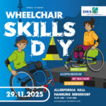 Plakat in Orange und Weiß mit dem Text: „Wheelchair Skills Day – Hamburg – Samstag, 29. November 2025“. Darunter stehen Ort und Uhrzeit: „Allerfornia Hall, Hamburg-Bergedorf, 10:00 bis 17:00 Uhr“. Abgebildet sind verschiedene Menschen im Rollstuhl, die in einer Skatehalle Tricks üben. Logos von SIT’N’SKATE und den Rollikids (Deutscher Rollstuhl-Sportverband). Das Plakat bewirbt den Wheelchair Skills Day, einen Trainingstag für Rollstuhlfahrende.
