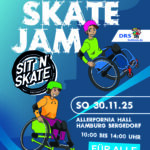 Plakat mit großem Schriftzug: „Inklusiver Skate Jam – freies Skaten im Skatepark für alle – Eintritt frei“. Darunter stehen Ort und Zeit: „Allerfornia Hall Hamburg-Bergedorf, Sonntag, 30. November 2025, 10:00 bis 14:00 Uhr“. Zu sehen sind Menschen auf Skateboards, Scootern und im Rollstuhl, die gemeinsam skaten. Logos von SIT’N’SKATE und dem Deutschen Rollstuhl-Sportverband (DRS). Das Plakat lädt zu einem offenen Skate-Event für alle ein.