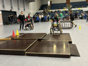 Rollstuhlparcours beim Sportfest der KME-Schulen