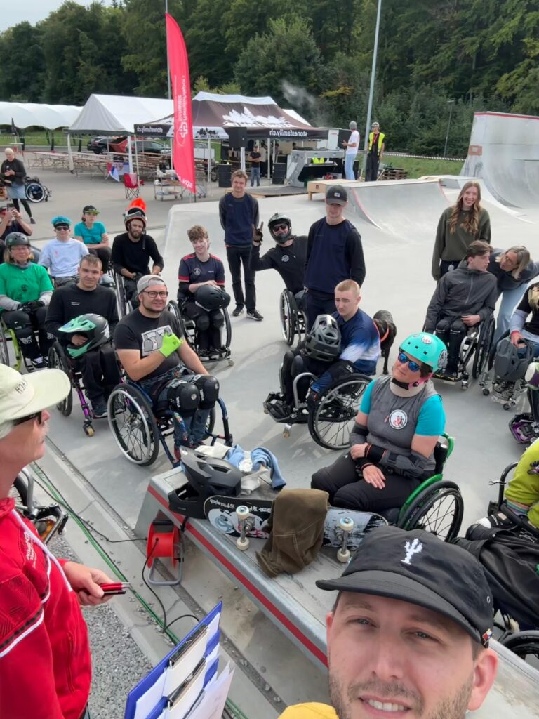 Eine Gruppe von Rollstuhlfarenden im Skatepark.