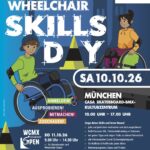 Das Poster zeigt zwei Cartoon-Figuren im Rollstuhl vor einem blauen Hintergrund mit Skyline-Silhouette Münchens. Links sitzt eine Person in grünem Shirt und blauer Kappe, rechts eine Person in orangem Hoodie. Zwischen ihnen steht groß "WHEELCHAIR SKILLS DAY". Veranstaltung 1: Wheelchair Skills Day, Samstag 10.10.26, 10:00-17:00 Uhr, Casa Skateboard-BMX-Kulturzentrum, München. Angebote: Rolli-Parcours XXL, Fahrttechniktraining an Stationen, Tipps und Tricks für alle Könnensstufen, Rahmenprogramm, Essen und Trinken. Eintrag frei. Anmeldung unter rollikids.de/wcsd2026. Veranstaltung 2: WCMX Germany Open, Sonntag 11.10.26, 9:00-14:00 Uhr, für Skateboarder und Wheelchair Skater. Infos unter wcmx-germany.de. Partnerlogos unten: RTL Wir helfen Kindern, alber, PROACTIV, SCHWALBE, DRS, BVS Bayern, SIT'N SKATE.