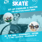 Türkisfarbener Veranstaltungsflyer für „SUP'N'SKATE“. Zu sehen sind Menschen im Rollstuhl beim Rollstuhlskaten und beim Sit-Up-Paddling auf großen SUP-Boards. Der Flyer informiert über die Veranstaltung am 22. August 2026 von 11 bis 17 Uhr in Scharbeutz an der Ostsee. Das kostenlose Angebot kombiniert Rollstuhlskaten im Skatepark mit Sit-Up-Paddling auf dem Wasser. Logos von Aktion Mensch, Scharbeutz, SIT'N'SKATE und SUP Unity sind am unteren Rand abgebildet.