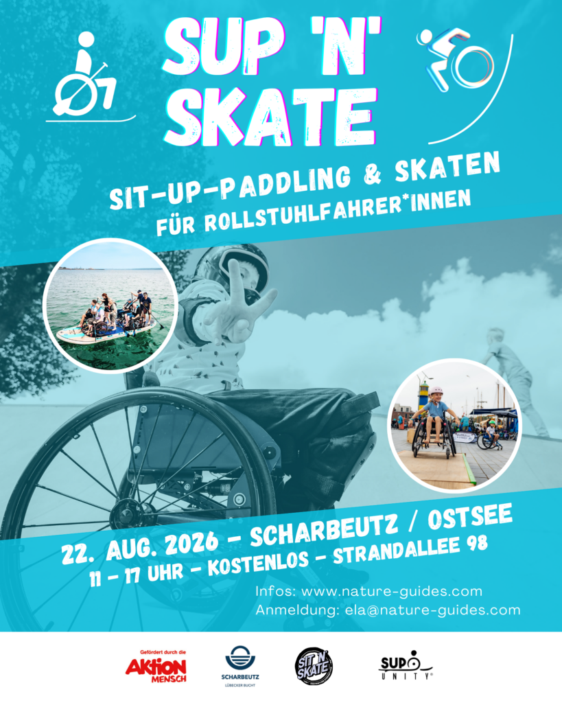 Türkisfarbener Veranstaltungsflyer für „SUP'N'SKATE“. Zu sehen sind Menschen im Rollstuhl beim Rollstuhlskaten und beim Sit-Up-Paddling auf großen SUP-Boards. Der Flyer informiert über die Veranstaltung am 22. August 2026 von 11 bis 17 Uhr in Scharbeutz an der Ostsee. Das kostenlose Angebot kombiniert Rollstuhlskaten im Skatepark mit Sit-Up-Paddling auf dem Wasser. Logos von Aktion Mensch, Scharbeutz, SIT'N'SKATE und SUP Unity sind am unteren Rand abgebildet.