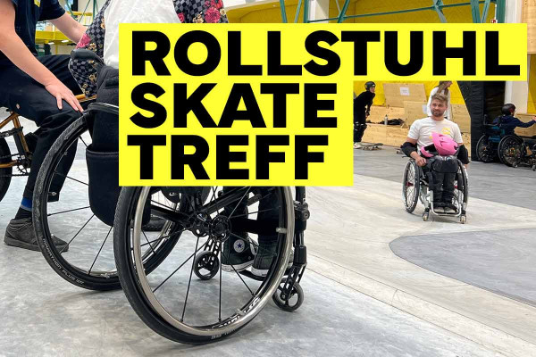Foto von einem Rollstuhl im Skatepark. Im Hintergrund ein weiterer Rollstuhlfahrer mit Helm. Darüber Schwarzer Text mit gelbem Hintergrund: Rollstuhl Skate Treff.