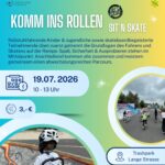Veranstaltungs­flyer „SIT'N SKATE – Komm ins Rollen" in türkis-grüner Gestaltung für rollstuhlfahrende und skatebegeisterte Kinder und Jugendliche. Am 19.07.2026 von 10-13 Uhr im Trashpark an der Lange Straße werden Skategrundlagen auf der Rampe geübt, bevor alle gemeinsam einen Parcours meistern. Teilnahme 3 Euro, Anmeldung unter www.freizeitspektakel.de. Zwei Fotos zeigen Kinder mit und ohne Rollstühlen beim Skaten im Skatepark. Gefördert durch SBK Leipzig.