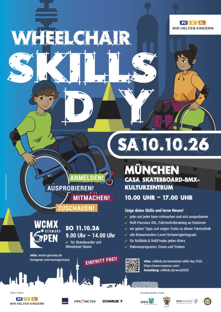 Das Poster zeigt zwei Cartoon-Figuren im Rollstuhl vor einem blauen Hintergrund mit Skyline-Silhouette Münchens. Links sitzt eine Person in grünem Shirt und blauer Kappe, rechts eine Person in orangem Hoodie. Zwischen ihnen steht groß "WHEELCHAIR SKILLS DAY". Veranstaltung 1: Wheelchair Skills Day, Samstag 10.10.26, 10:00-17:00 Uhr, Casa Skateboard-BMX-Kulturzentrum, München. Angebote: Rolli-Parcours XXL, Fahrttechniktraining an Stationen, Tipps und Tricks für alle Könnensstufen, Rahmenprogramm, Essen und Trinken. Eintritt frei. Anmeldung unter rollikids.de/wcsd2026. Veranstaltung 2: WCMX Germany Open, Sonntag 11.10.26, 9:00-14:00 Uhr, für Skateboarder und Wheelchair Skater. Infos unter wcmx-germany.de. Partnerlogos unten: RTL Wir helfen Kindern, alber, PROACTIV, SCHWALBE, DRS, BVS Bayern, SIT'N SKATE.
