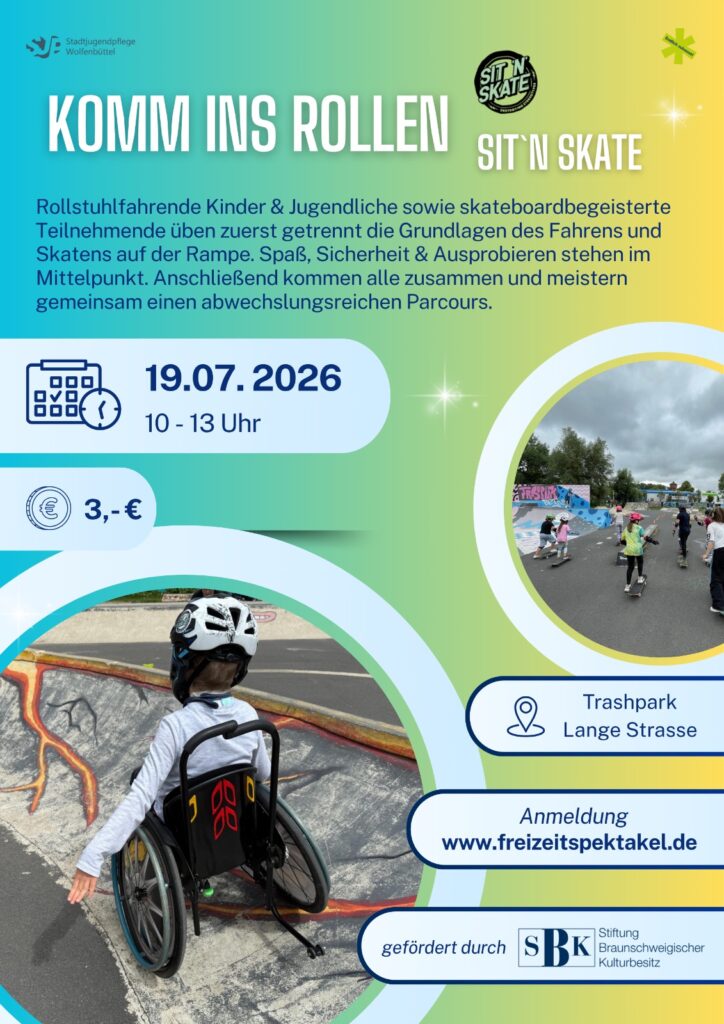 Veranstaltungs­flyer „SIT'N SKATE – Komm ins Rollen" in türkis-grüner Gestaltung für rollstuhlfahrende und skatebegeisterte Kinder und Jugendliche. Am 19.07.2026 von 10-13 Uhr im Trashpark an der Lange Straße werden Skategrundlagen auf der Rampe geübt, bevor alle gemeinsam einen Parcours meistern. Teilnahme 3 Euro, Anmeldung unter www.freizeitspektakel.de. Zwei Fotos zeigen Kinder mit und ohne Rollstühlen beim Skaten im Skatepark. Gefördert durch SBK Leipzig.